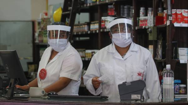 Mexicanos ‘exprimen’ sus tarjetas de débito en hospitales y farmacias debido a la pandemia