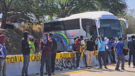 Estudiantes de Ayotzinapa bloquean la Autopista del Sol tras informe del GIEI