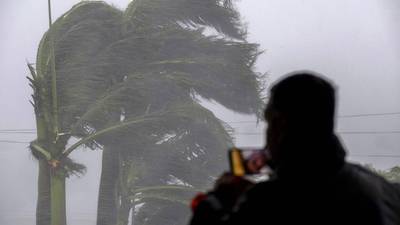 ‘Ian’ se degrada a tormenta en Florida, pero causa lluvias intensas y daños históricos