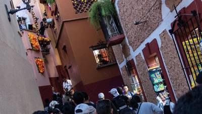 Callejón del Beso: Dueña del ‘Balcón de Ana’ es detenida por escalar conflicto con fotógrafos