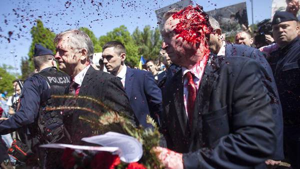 Atacan con pintura roja a Sergey Andreev, embajador de Rusia en Polonia