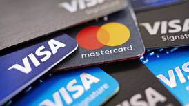 ¿Aceptas tarjeta de débito y crédito en tu negocio? Visa y Mastercard subirán tarifas por uso