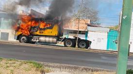 Grupos delictivos queman vehículos y negocios en Guanajuato en represalia por cateos
