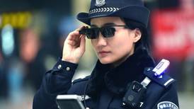 Policías chinos usan lentes con reconocimiento facial