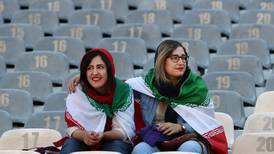 Las mujeres ya podrán entrar a los estadios de futbol en Irán... aunque con 'restricciones'