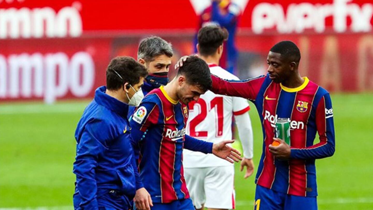 ¡Pedri regresó al hotel en muletas! Lesión muscular para el jugador del Barcelona tras la victoria en Sevilla