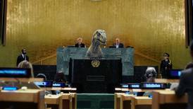‘No elijan la extinción’: Dinosaurio manda mensaje en cumbre de la ONU
