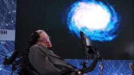 ¿‘Viajeros en el tiempo’ en homenaje póstumo a Stephen Hawking?