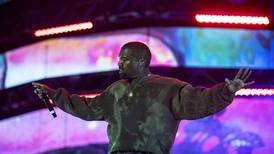 Hizo un ‘Bad Bunny’: Kanye West arroja celular de una mujer a la calle tras ser grabado