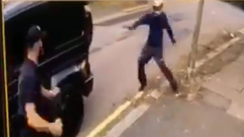 El video en el que intentan robarle la camioneta a Özil y Kolasinac se enfrenta al ladrón