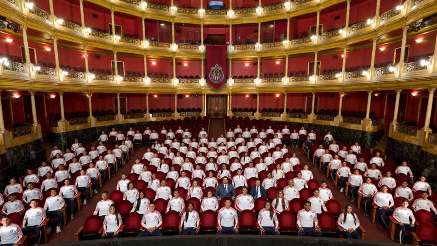 ¡Todos unidos! La foto oficial de Chivas desde el Teatro Degollado