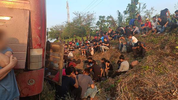 Rescatan a más de 400 migrantes hacinados en camiones en Veracruz