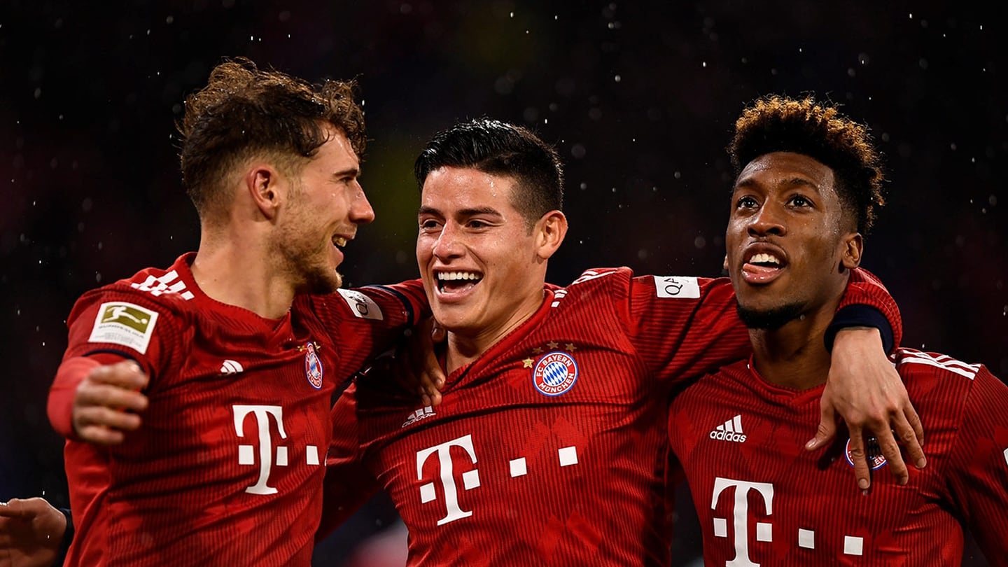 Bayern vapuleó al Mainz con triplete de James y comparte la cima con el Dortmund