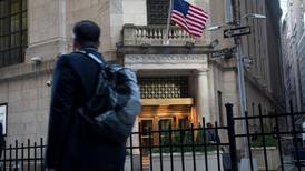 Wall Street ‘se indigesta’ con el anuncio de la Fed por aumento de 25 puntos base