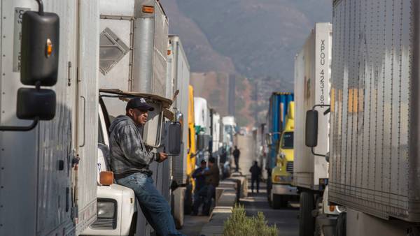 Inspecciones a camiones de carga en frontera con Texas paran 54 mdd: ‘Tardamos hasta 10 horas en cruzar’