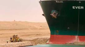 Uno de los cargueros más grandes del mundo se queda 'atorado' y bloquea el Canal de Suez