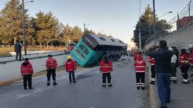 Se vuelca autobús en Toluca; hay al menos 2 personas muertas y 19 heridas