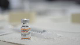 Vacuna COVID contra ómicron estará lista en marzo, asegura Pfizer