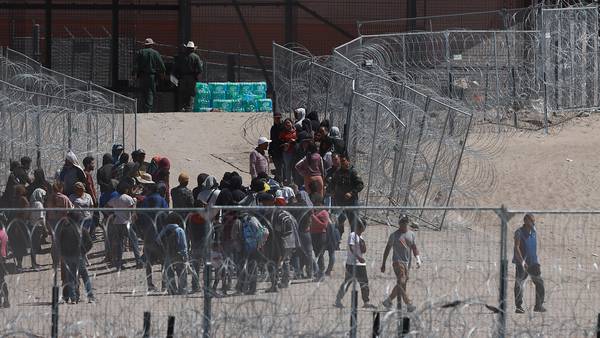Migrantes ‘viven el sueño americano’: 400 personas cruzan por la fuerza a EU desde Ciudad Juárez