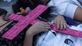 Mujeres marchan y hacen performance en honor a víctimas de feminicidio y desaparecidas en CDMX