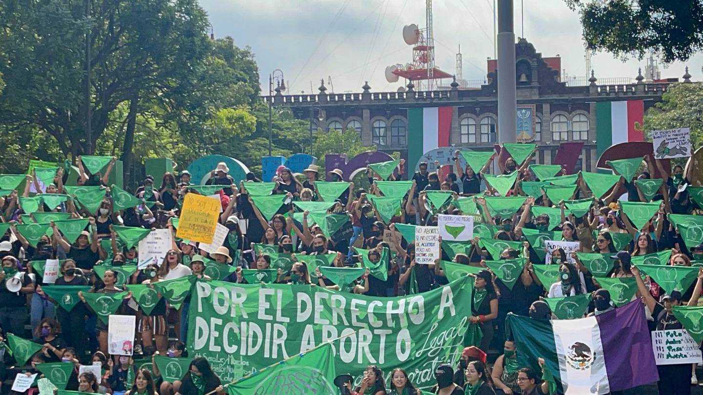 En Morelos, cientos de mujeres marcharon por el derecho al aborto legal y seguro.