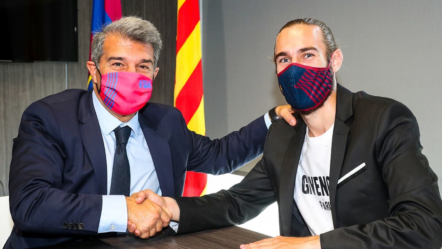 Óscar Mingueza extendió su contrato con Barcelona
