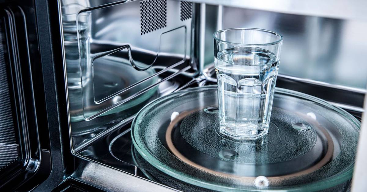 Calentar agua en el microondas? Mejor no hacerlo: estas son las 12 cosas  que no debes meter