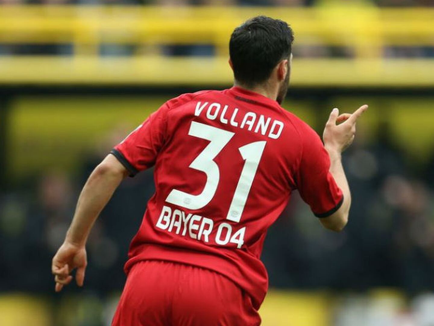 Volland le dio esperanza al Leverkusen
