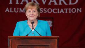 'Derrumbar los muros de la ignorancia', pide Merkel en Harvard