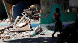 Suman 98 muertos tras sismo en Indonesia