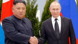 Vladimir Putin ‘consciente’ a Kim Jong-Un: Le regala un coche ruso Aurus de alta gama