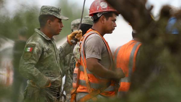 Mina de Coahuila: buzos entraron al pozo, pero rescate de mineros sigue estancado, dice Sedena