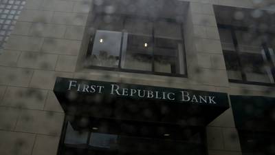 Acciones de First Republic Bank caen más de 30%; banco sopesa sus opciones 