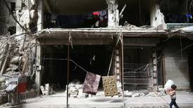 Ataques aéreos se reanudan en Siria tras llegada de convoy de ayuda
