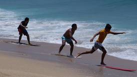 Rescatan a cinco turistas de CDMX de morir ahogados en playa de Acapulco