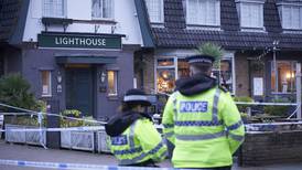 Violencia no perdona ni la Nochebuena: una mujer muere en tiroteo en bar de Reino Unido