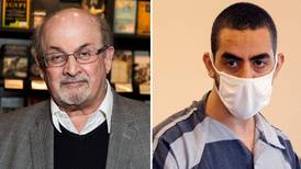 Caso Salman Rushdie: Fiscales piden más tiempo para evaluar pruebas contra supuesto atacante