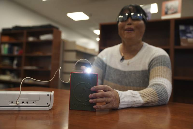 Minh Ha prueba un dispositivo LightSound por primera vez en la biblioteca de la escuela en Watertown, Massachusetts, (Foto: AP|Mary Conlon)