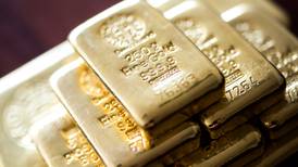 Oro se 'sobrepone' de la apreciación del dólar y cierra con ganancia semanal