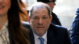 Juez rechaza acuerdo por 19 mdd entre Harvey Weinstein y algunas acusadoras