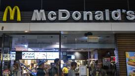McDonald's y Starbucks cierran temporalmente sus sucursales en cinco ciudades de China por el coronavirus 