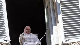 Papa Francisco reaparece tras superar una gripa y encabeza rezo en el palco de El Vaticano