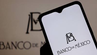 Banxico se ‘pone rudo’: eleva 75 pb la tasa… y adelanta más incrementos