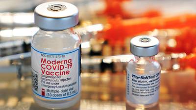 EU autoriza segunda dosis de refuerzo de vacuna de Pfizer y Moderna