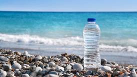 ¿Convertir agua de mar en agua potable en media hora? Estos científicos lo lograron usando luz solar