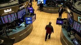 Wall Street cierra ‘cabizbajo’ ante espera de datos económicos en EU