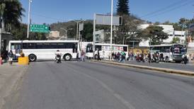 Caos en Oaxaca: Normalistas bloquean vialidades en exigencia de 600 plazas