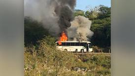 Grupo armado balea casas y quema autobús de pasajeros en Coalcomán, Michoacán
