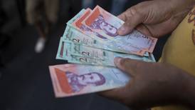 Venezuela devalúa 43% el bolívar