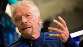 Branson busca recursos 'hasta debajo de las piedras' para salvar a Virgin